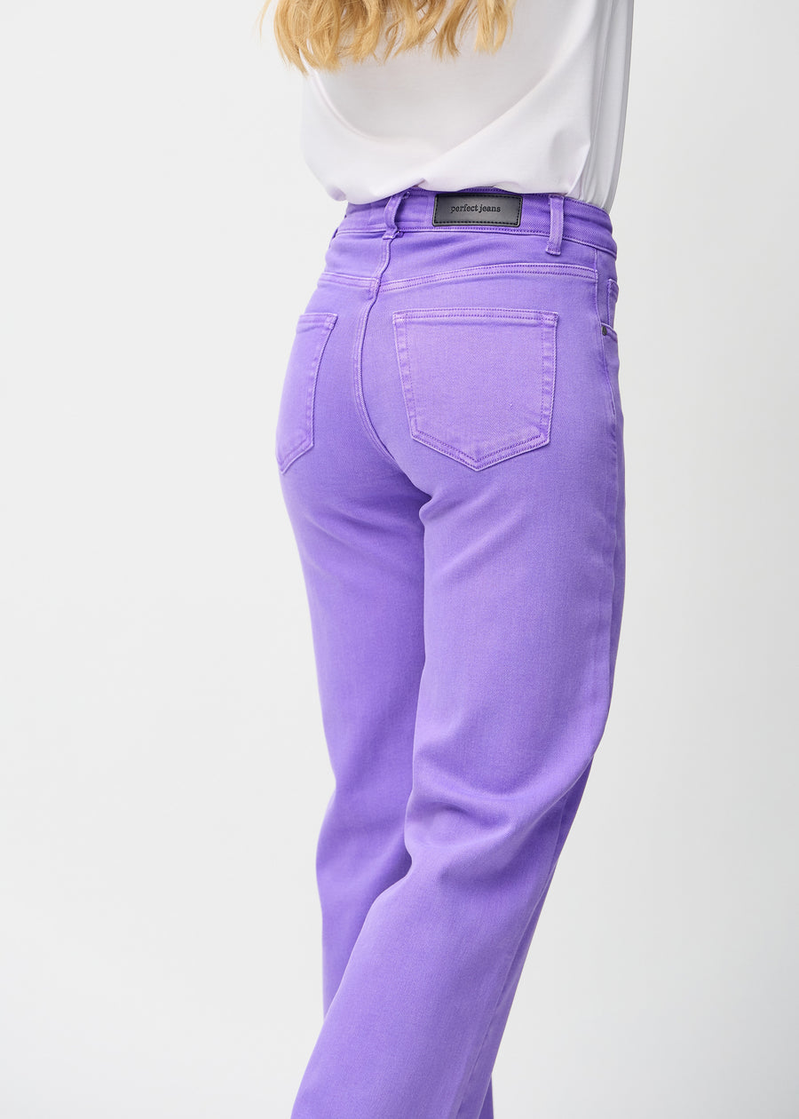 Lilla loose jeans set bagfra tæt på for at vise detaljer.