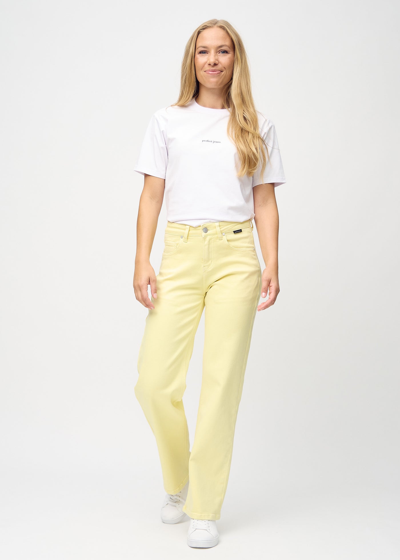 Fuldt billede af model i lysegule loose jeans.