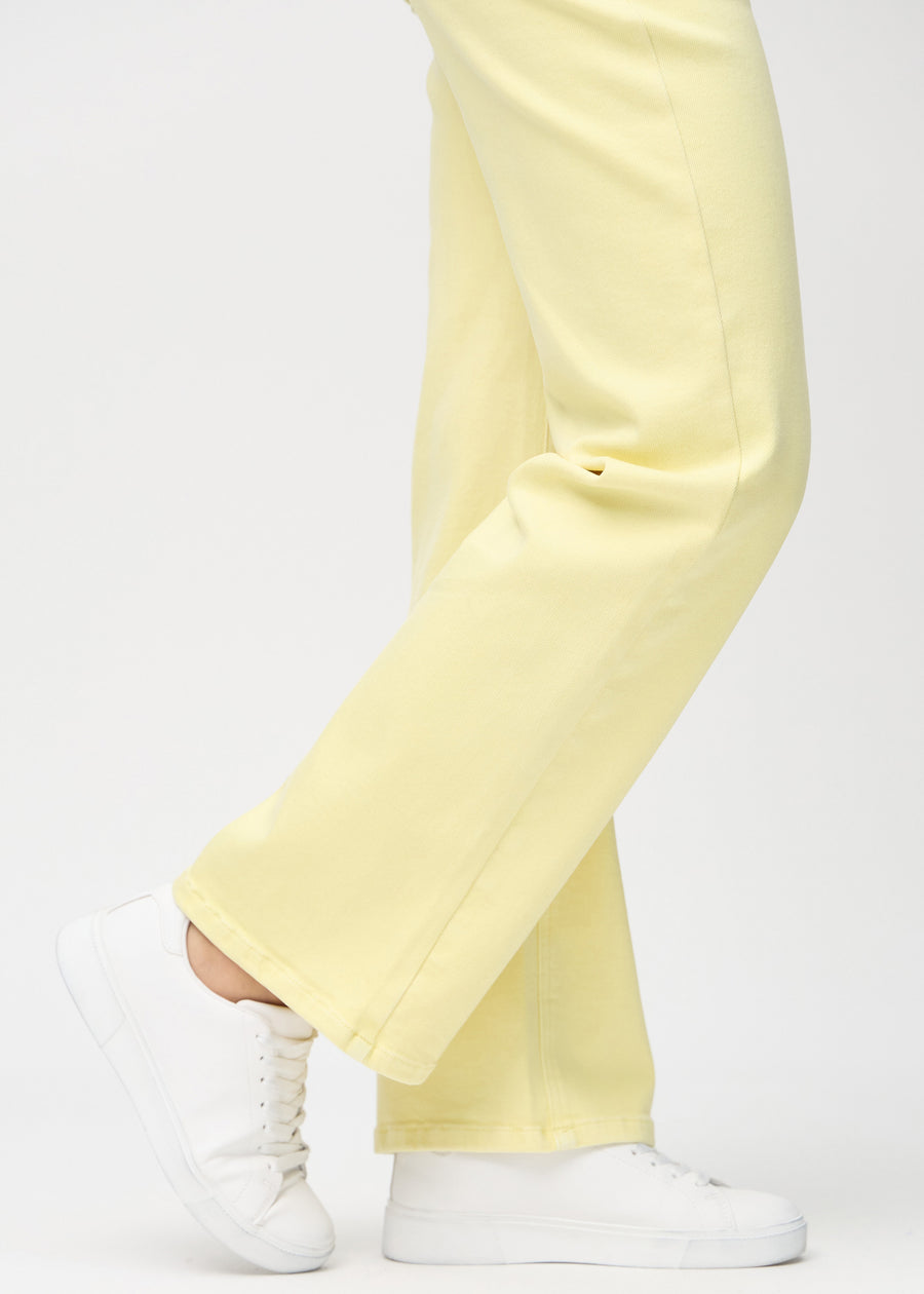 Anklerne på en model, så man kan se, hvor løst jeansene sidder.