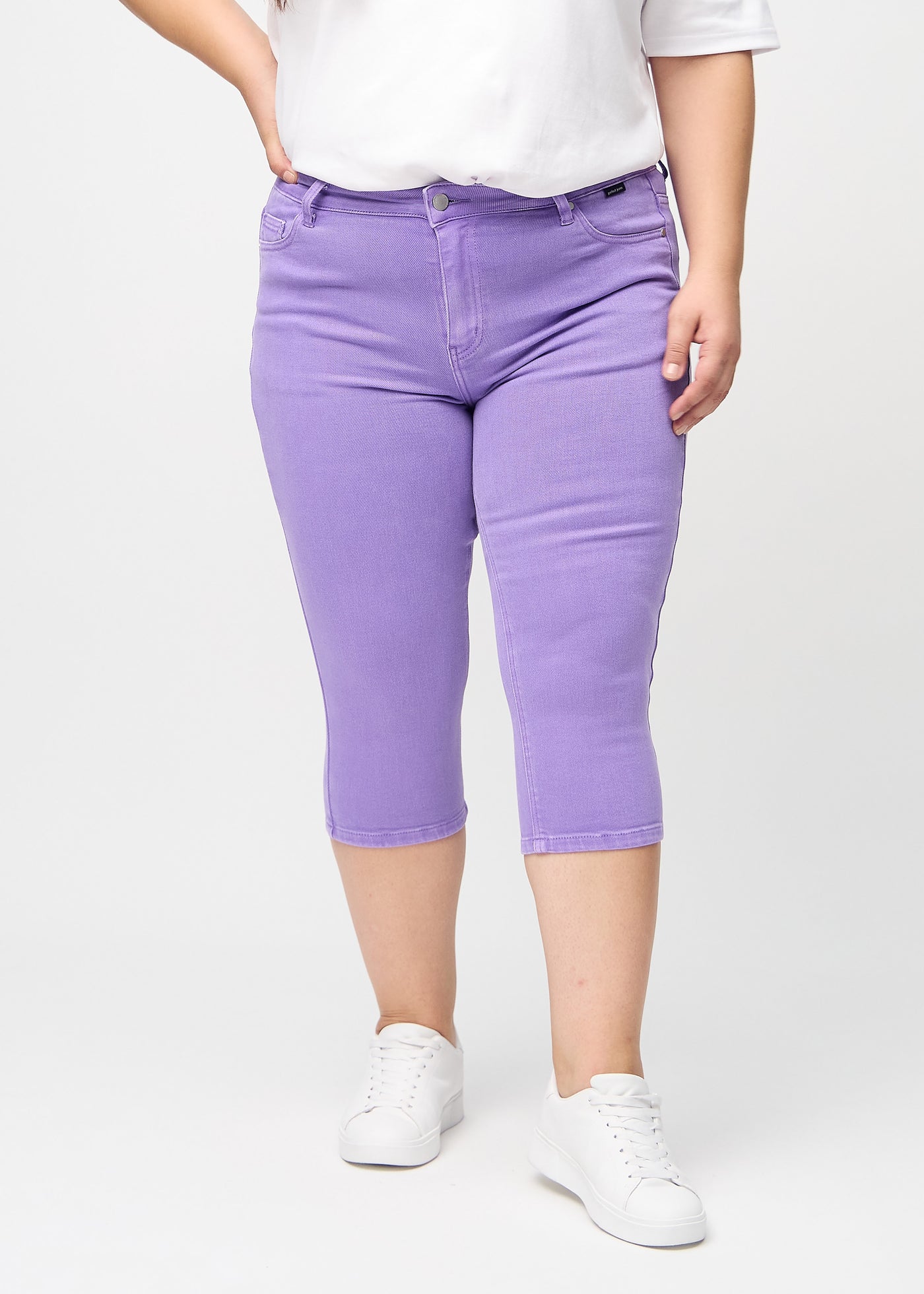 Lilla skinny capris, modelnavn Lavenders, som sidder tæt til benet på en plus-size model, set forfra.