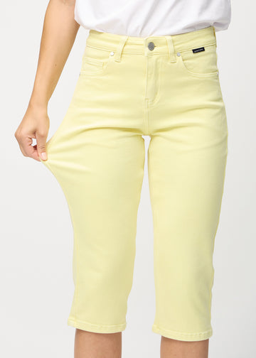 Model strækker caprisene ved låret for at vise stretch.