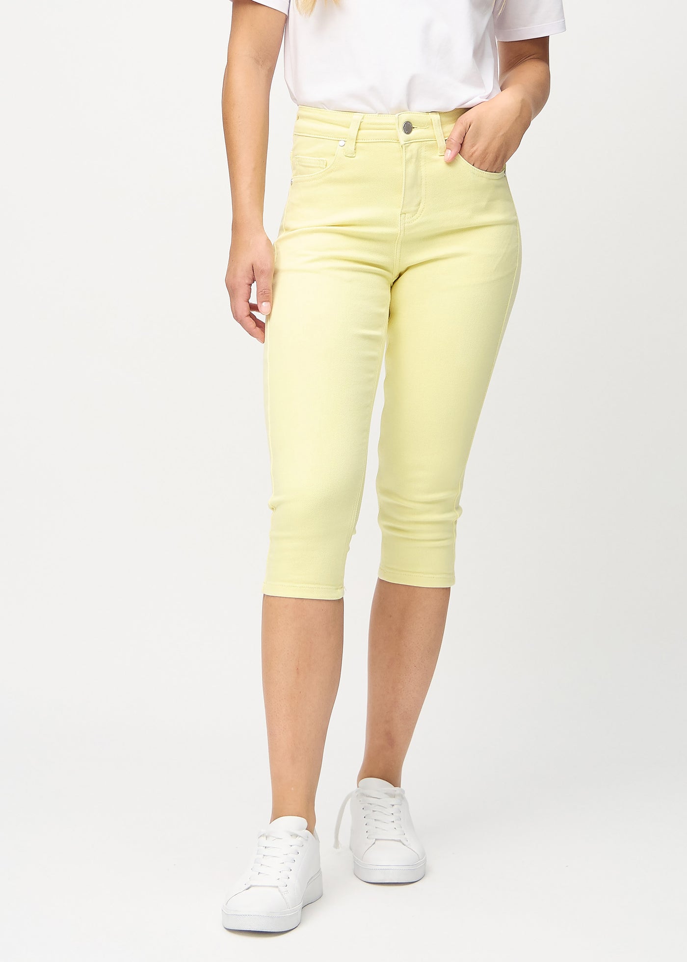 Lysegule skinny capris, modelnavn Lemonades, som sidder tæt til benet, set forfra.