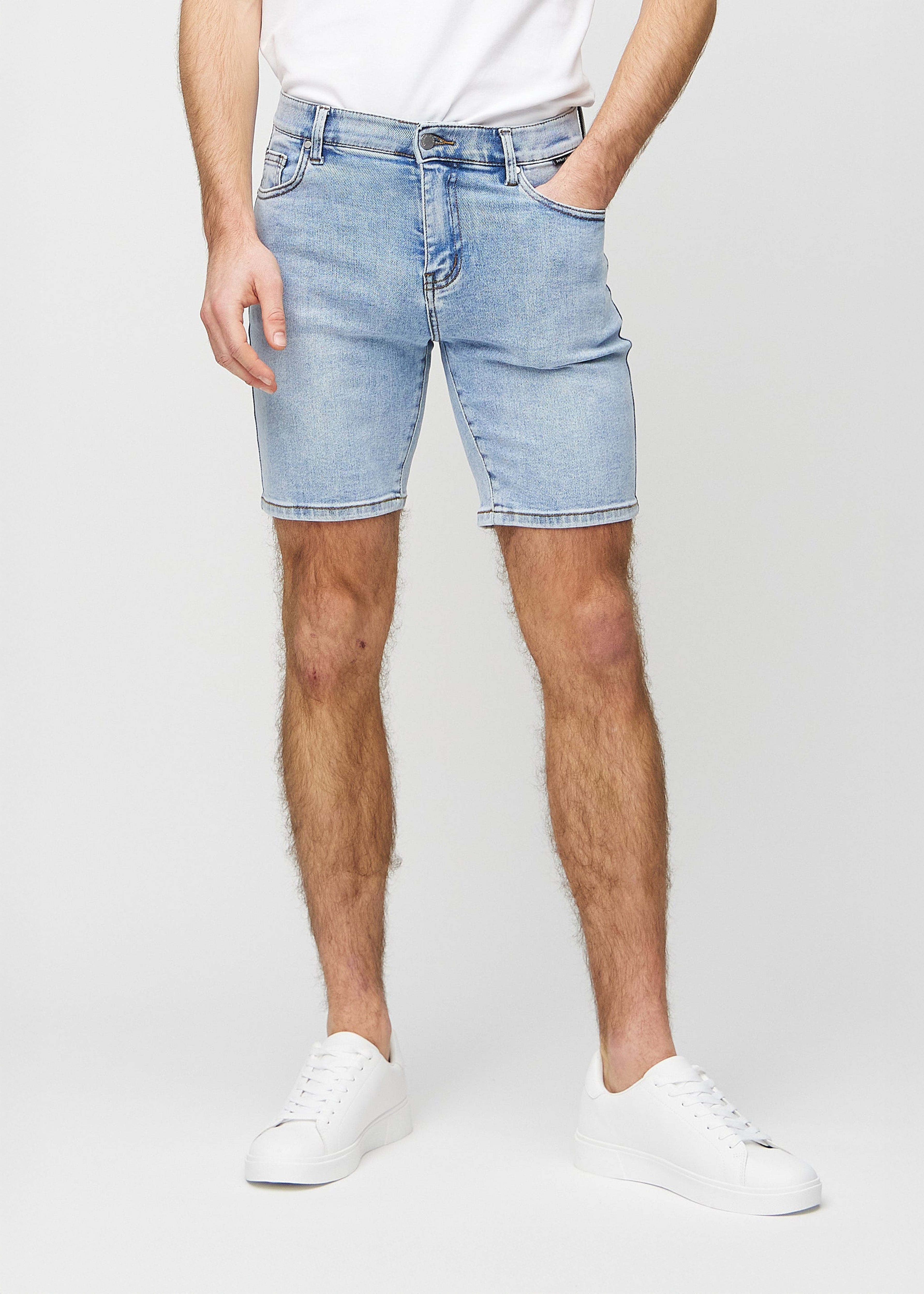 Mand iført lyseblå denim shorts
