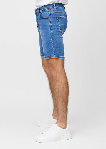 Denim regular middle shorts set fra siden på model.