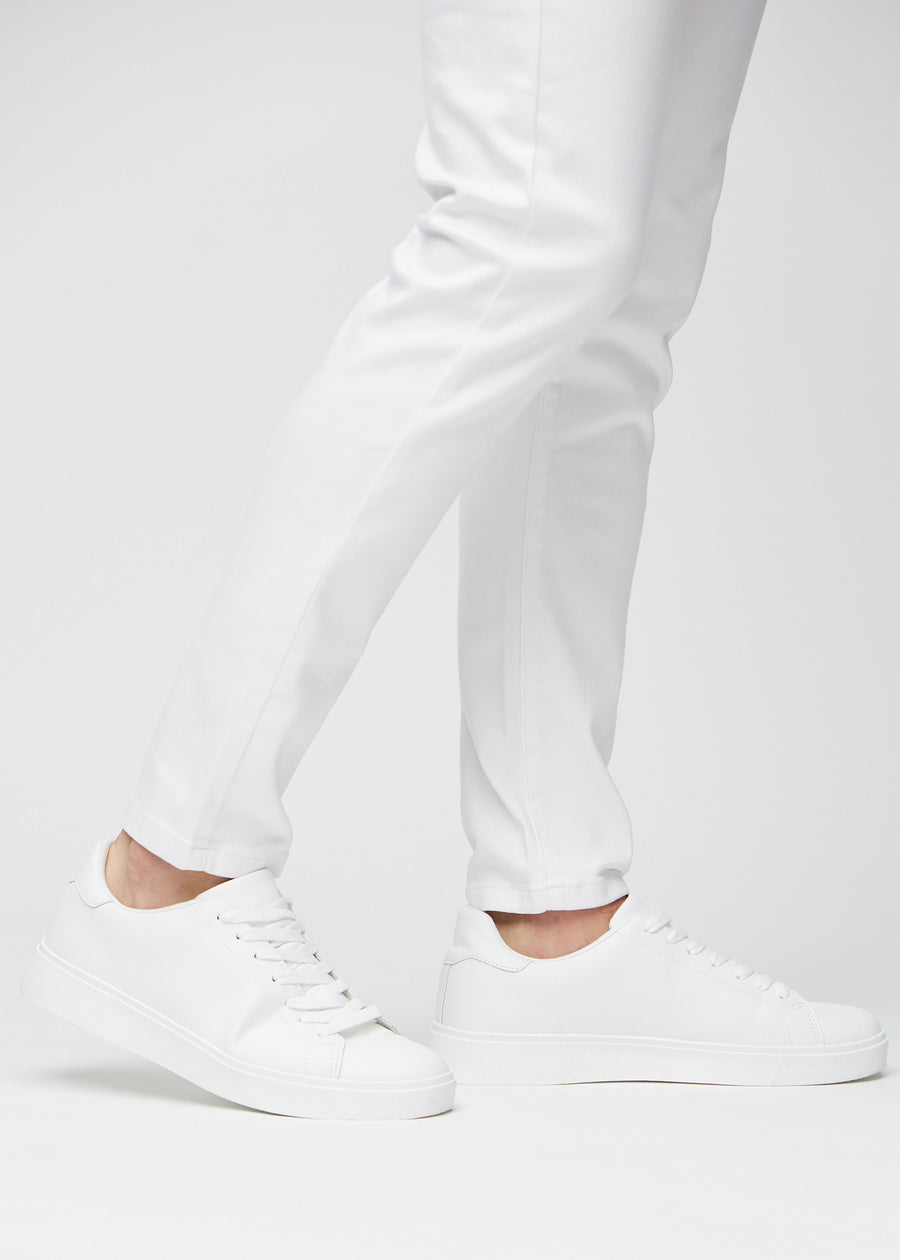 Anklerne på en model, så man kan se, hvor tæt jeansene sidder.