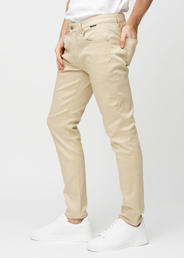 Beige slim jeans set fra siden på model.