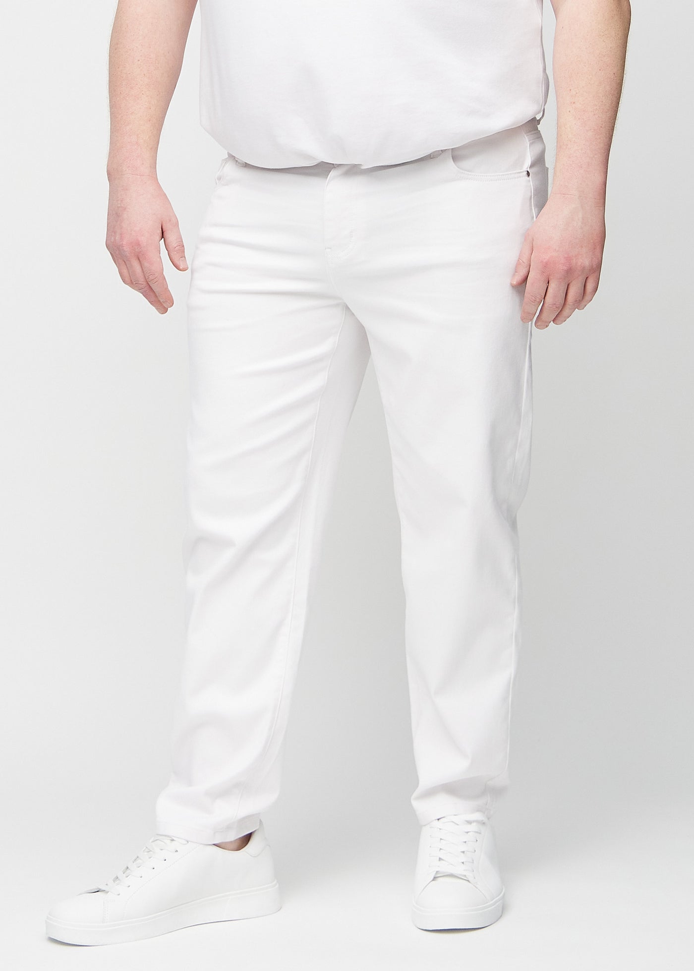 Hvide regular jeans, modelnavn Marguerites, som går lige ned langs benet på en plus-size model, set forfra.