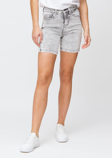 Lysegrå denim skinny short shorts, modelnavn Ashes, som sidder tæt til, og slutter midt på låret, set forfra.