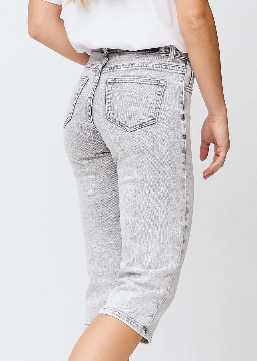 Lysegrå denim regular capris set bagfra tæt på for at vise detaljer.