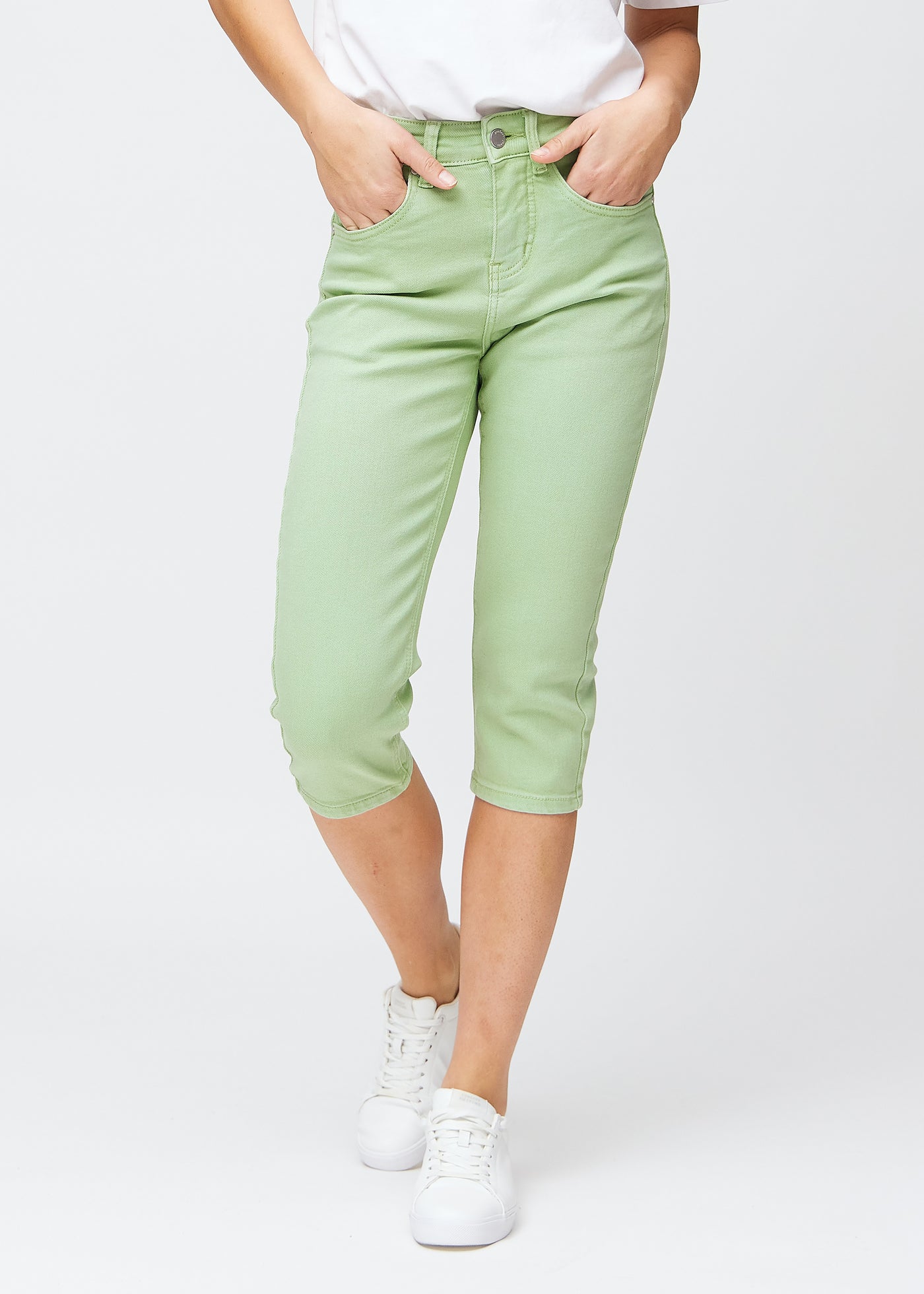 Lysegrønne slim capris, farve Mints, med tætsiddende pasform der former benene og slutter lige under knæet – set forfra.