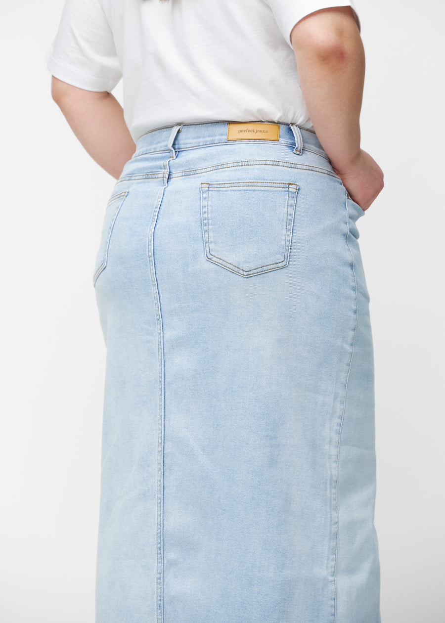 Lang, lyseblå denimnederdel i farven Waves set bagfra tæt på på plus-size model for at vise pasform og detaljer.