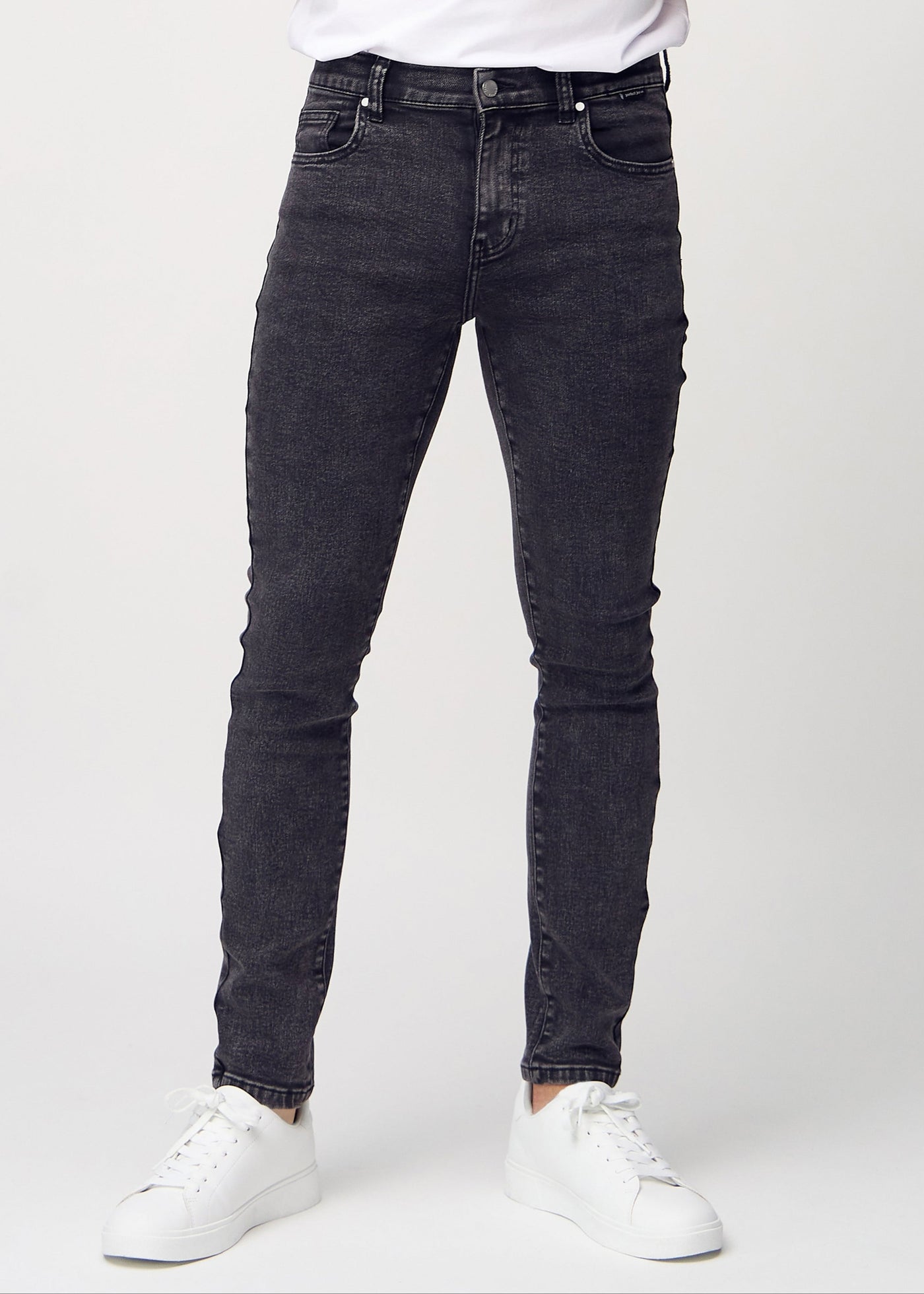 Mørkegrå denim slim jeans, modelnavn Shadows, som sidder tæt til benet, set forfra.