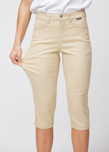 Model strækker caprisene ved låret for at vise det bløde og fleksible stretch.