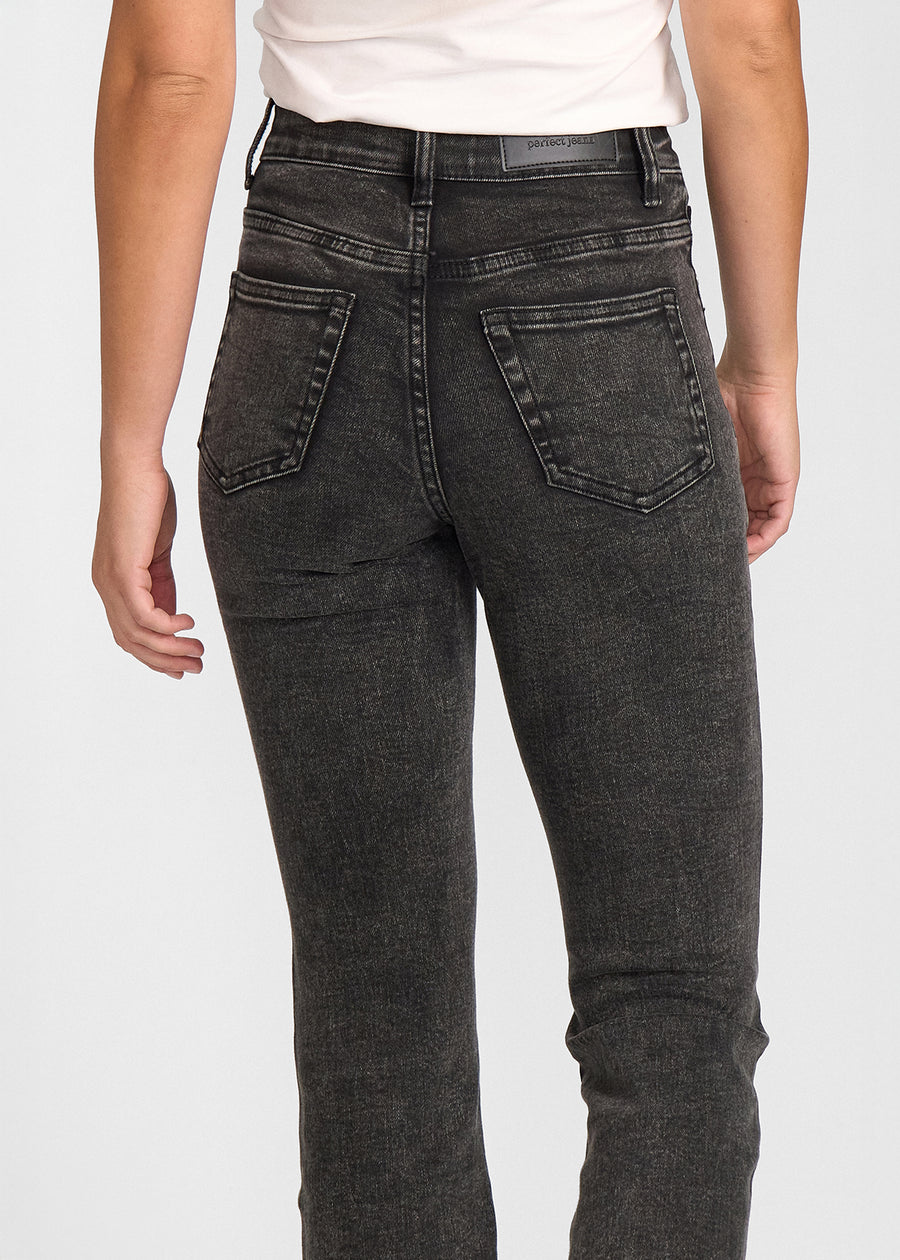 Mørkegrå denim bootcut jeans, modelnavn Shadows, som sidder tæt om hofter og lår med et let svaj fra knæet og ned, set bagfra tæt på for at vise detaljer.