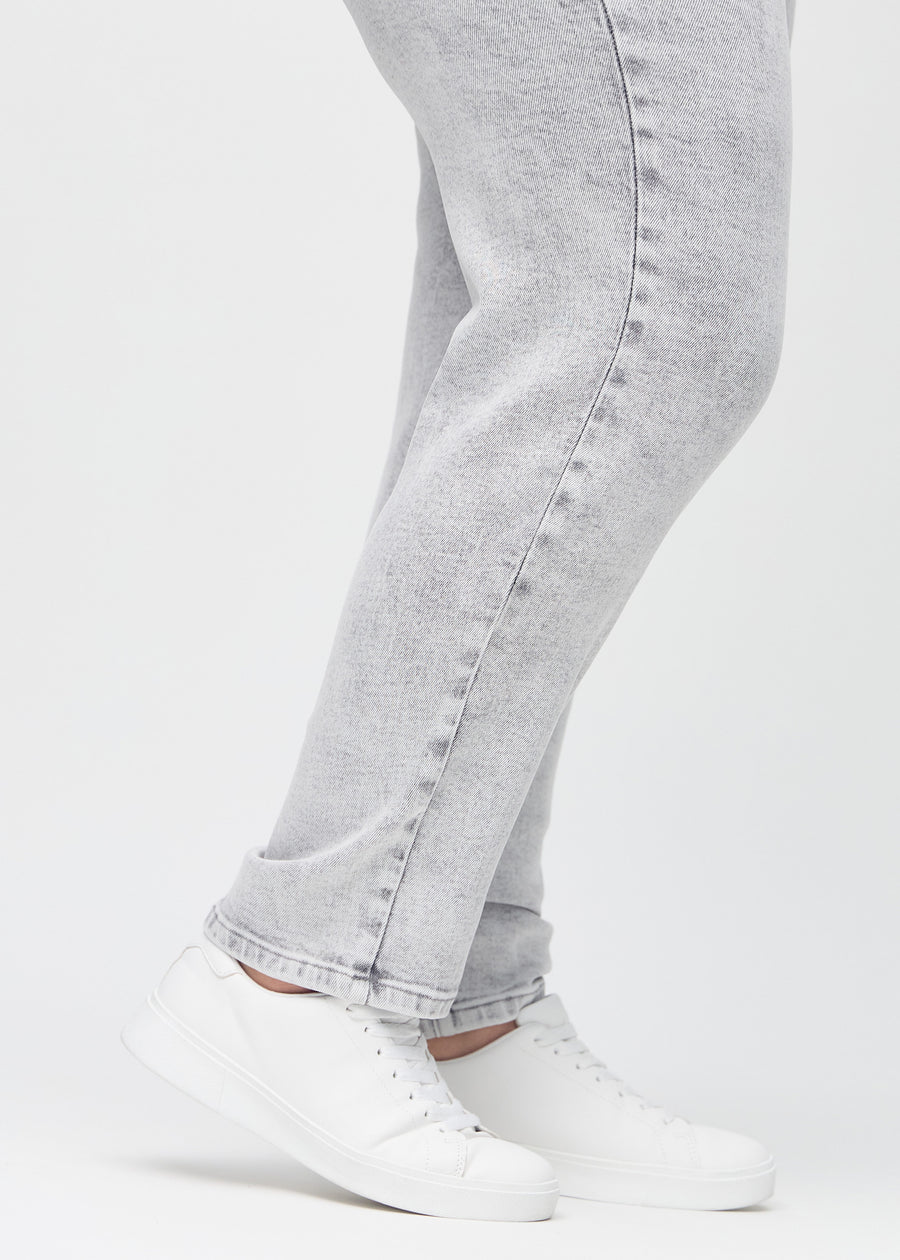 Anklerne på en plus-size model, så man kan se, hvor løst jeansene sidder.