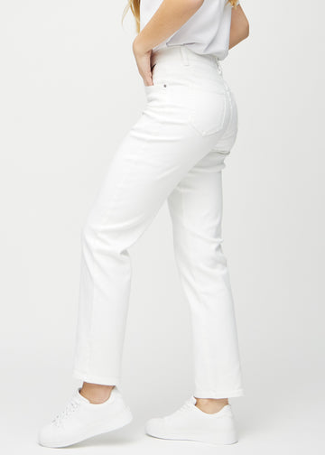 Hvide regular jeans set fra siden på model.