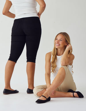 To kvinder iført sorte og beige sil capris