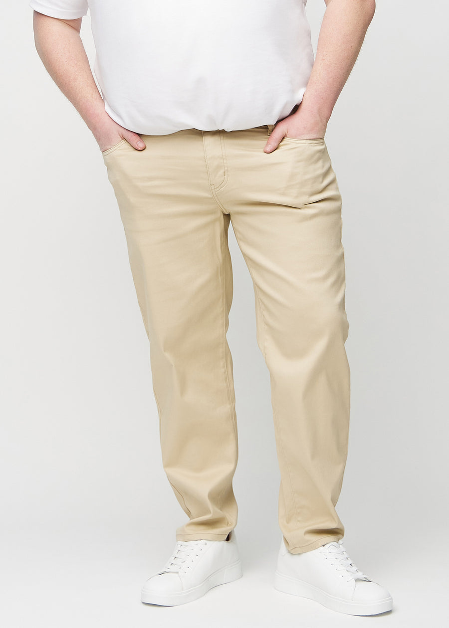 Beige regular jeans, modelnavn Gazelles, som går lige ned langs benet på en plus-size model, set forfra.
