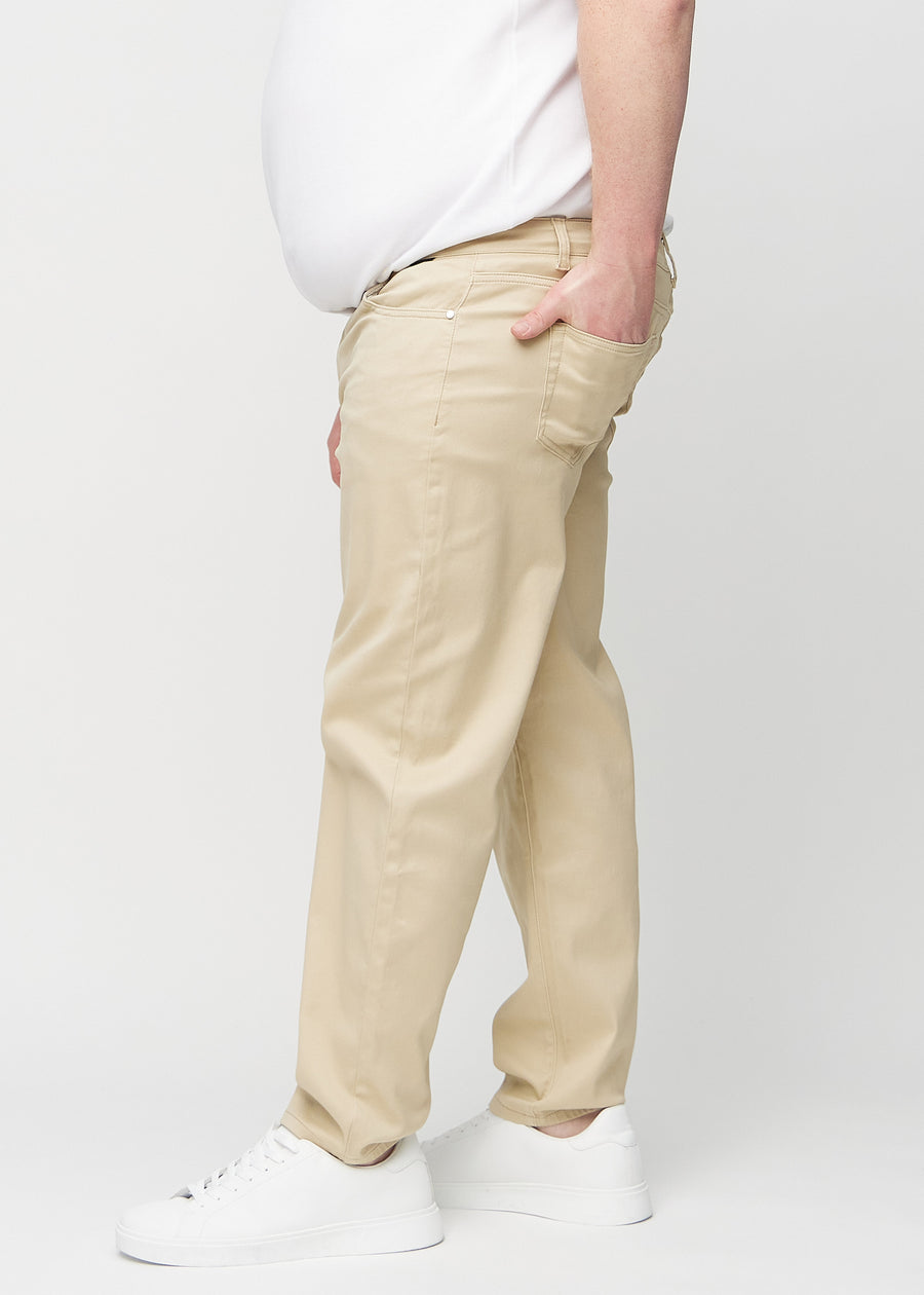 Beige regular jeans set fra siden på en plus-size model.