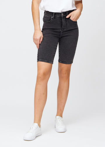 Mørkegrå denim skinny middle shorts, modelnavn Shadows, som sidder tæt til låret og slutter lige over knæet, set forfra.