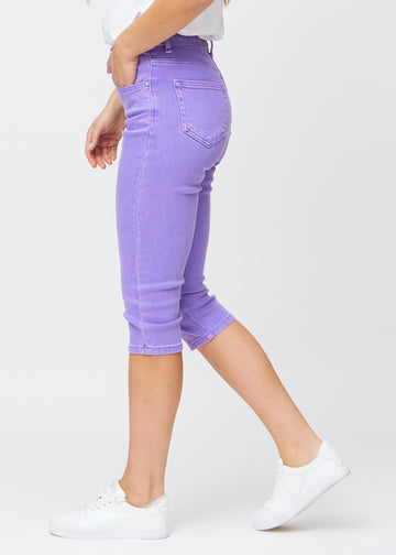 Lilla slim capris i farven Lavenders set fra siden – klassisk pasform med høj talje og tætsiddende snit.
