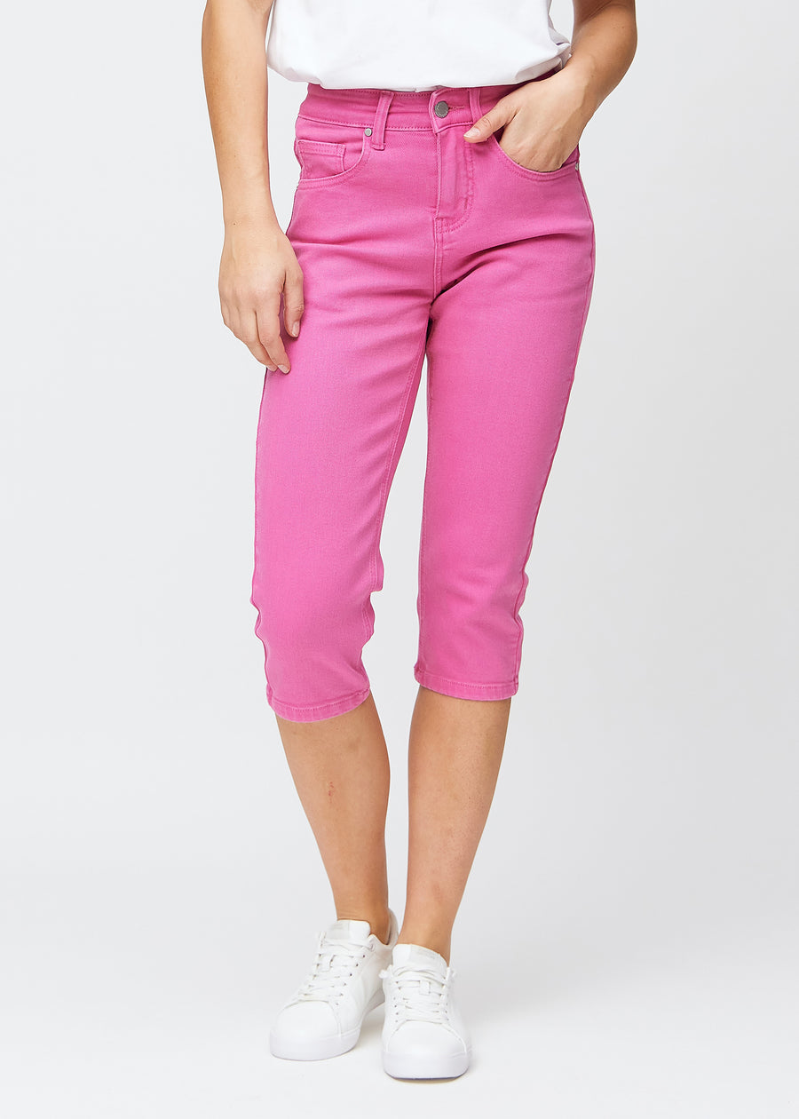 Lyserøde slim capris, farve Flamingos, med tætsiddende pasform der former benene og slutter lige under knæet – set forfra.