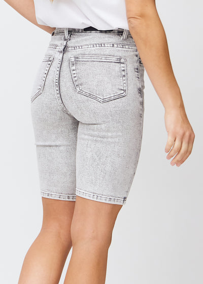 Lysegrå denim skinny middle shorts set bagfra tæt på for at vise detaljer.