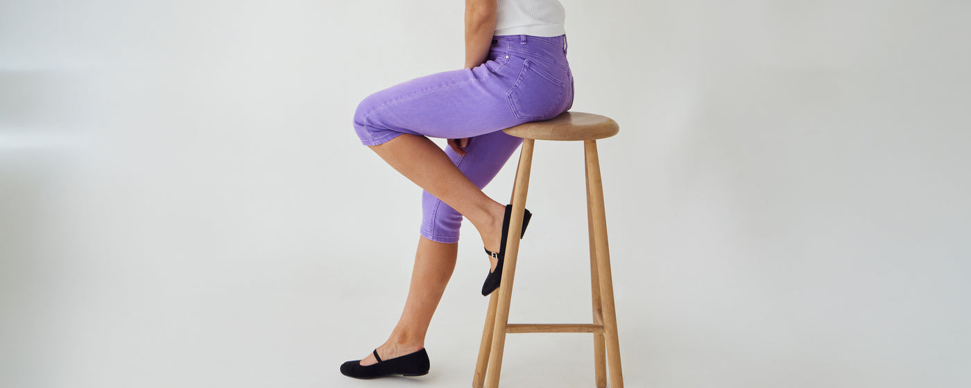 Kvinde i lilla slim capris