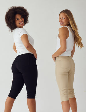 To kvinder iført slim capris i sort og beige, fra Perfect Jeans