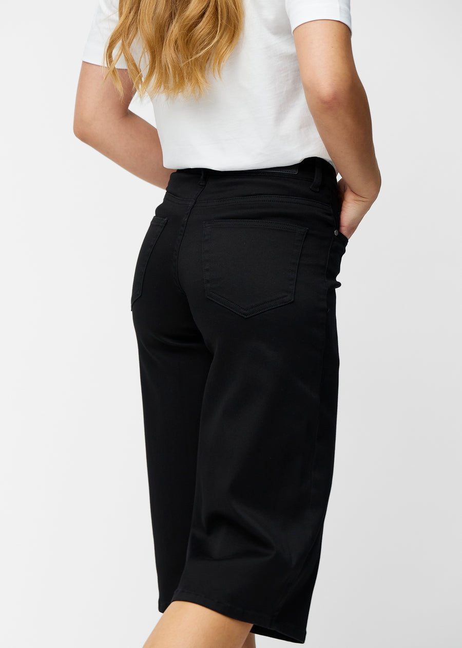 Løse, sorte capris i farven Ravens set bagfra tæt på for at vise pasform og detaljer.