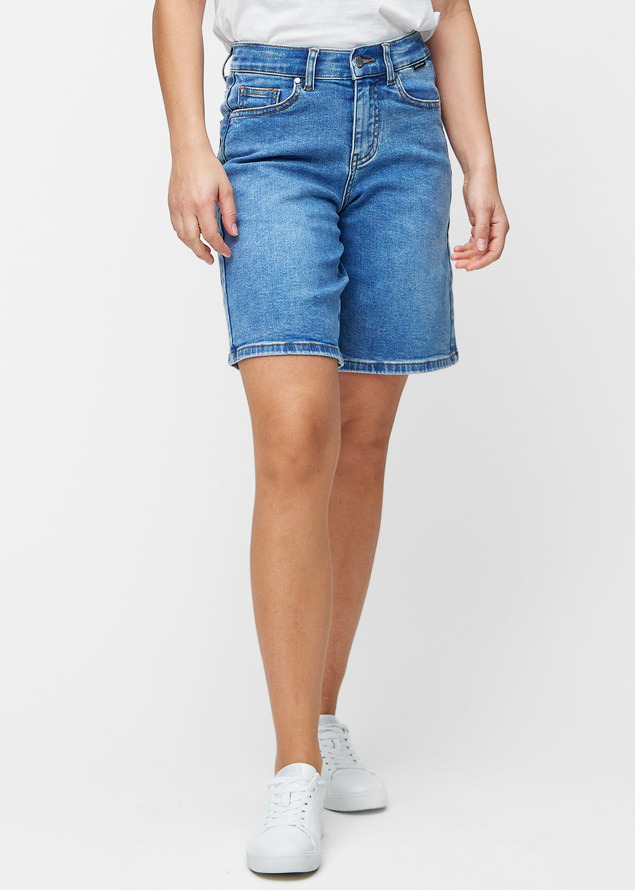 Løse, klassisk blå denim shorts i farven Rivers, der sidder til ved hoften og falder løst ned over lårene til lige over knæet, set forfra.
