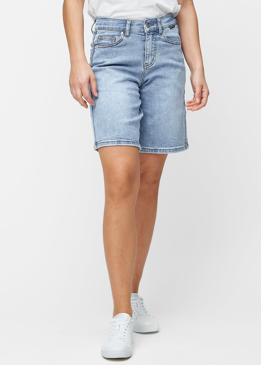 Loose, light blue denim shorts in the colour Waves, sitting at the hips and falling loosely over the thighs to just above the knee, seen from the front.