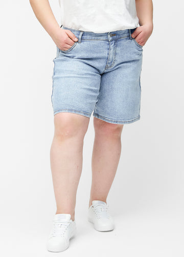 Loose, light blue denim shorts in the colour Waves seen from the front on a plus-size model, sitting at the hips and falling loosely.