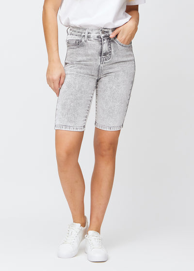 Lysegrå denim skinny middle shorts, modelnavn Ashes, som sidder tæt til låret og slutter lige over knæet, set forfra.