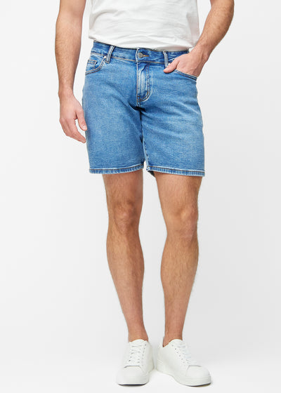 Blue denim shorts for men in the colour Rivers with a regular fit that sits naturally at the hips and leaves room around the thighs, seen from the front.