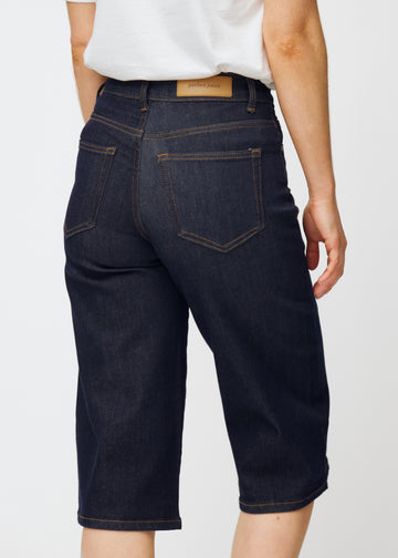 Deep dark blue denim capris for women in the colour Midnights seen from the back in close-up to show fit and details.