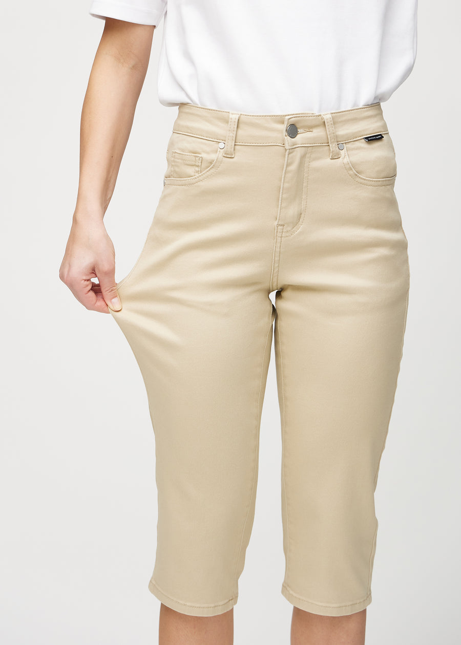 Model stretches the capris at the thigh to show the stretch.