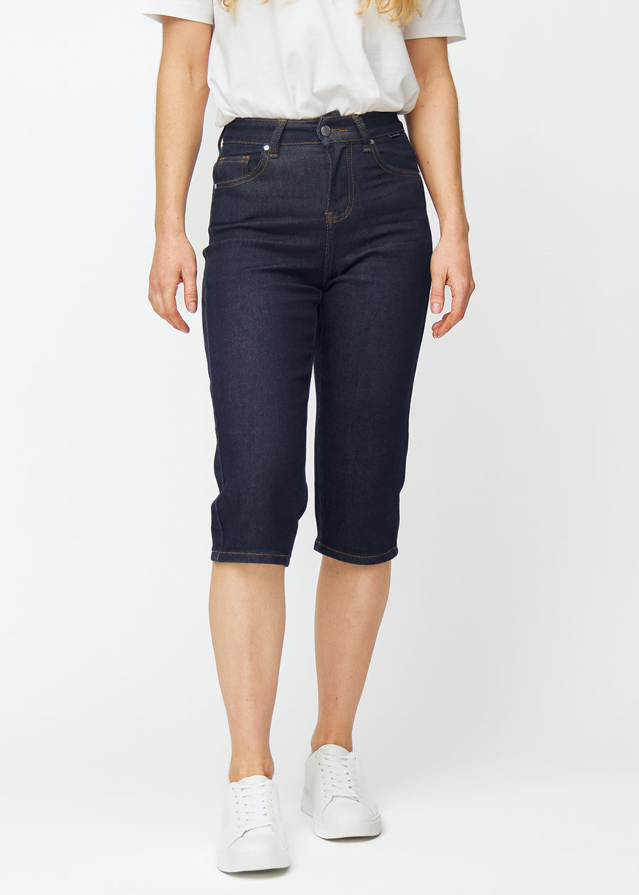 Deep dark blue denim capris for women in the colour Midnights with a regular fit, sitting at the hips and falling more straight down the legs, seen from the front.
