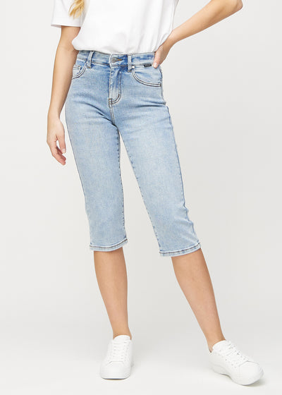 Light denim regular capris, style name Waves, with a straight fit through the leg and ending just below the knee, seen from the front.