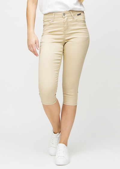 Skinny capris for women in beige fabric, color Gazelles. Front view on a model, showing the close-fitting legs ending just below the knee.