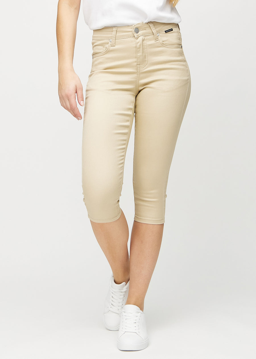 Skinny capris for women in beige fabric, color Gazelles. Front view on a model, showing the close-fitting legs ending just below the knee.