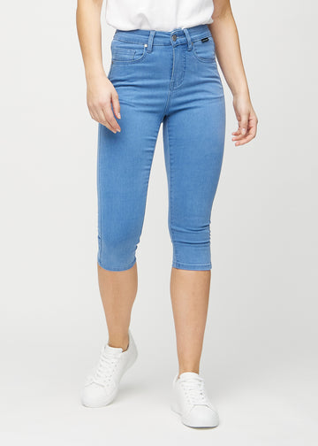 Blue skinny capris, model name Geraniums, which fit closely to the leg and end just below the knee, seen from the front.
