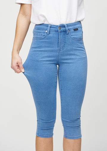The model stretches the capris at the thigh to show the stretch.