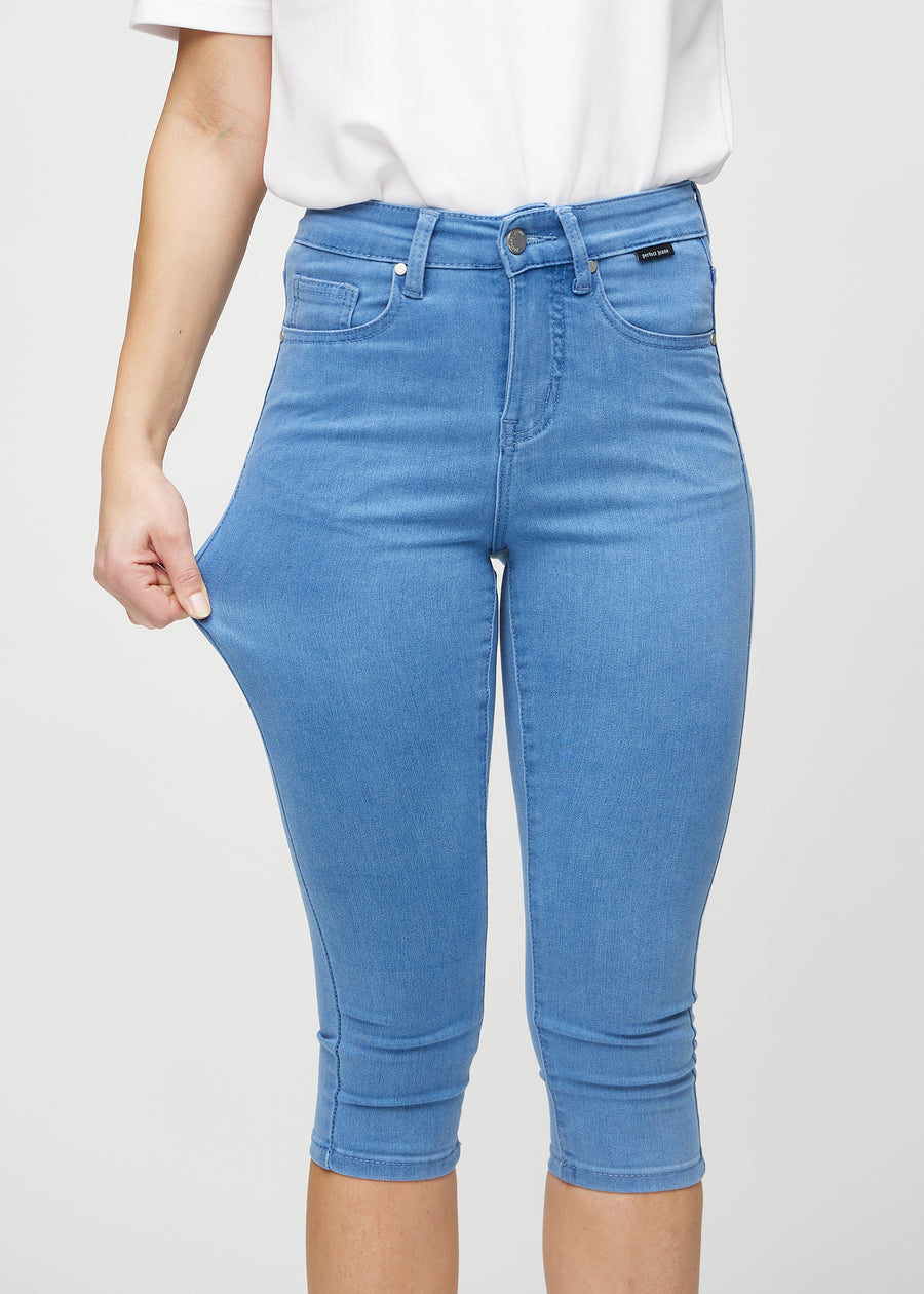 The model stretches the capris at the thigh to show the stretch.