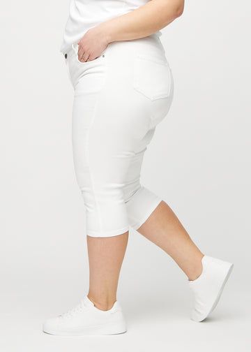 Skinny capris for women in white fabric, color Marguerites. Side view on a plus-size model, showing the fitted cut.