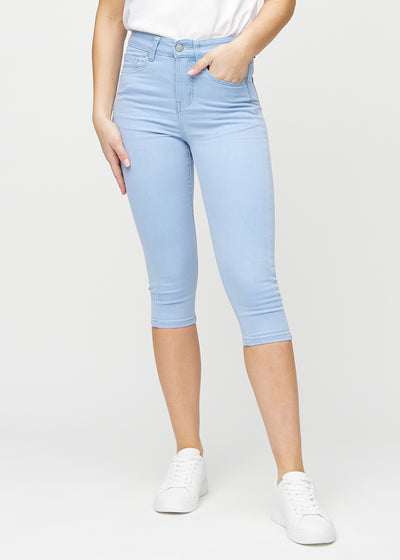Light blue skinny capris, model name Skies, which fit closely to the leg and end just below the knee, seen from the front.