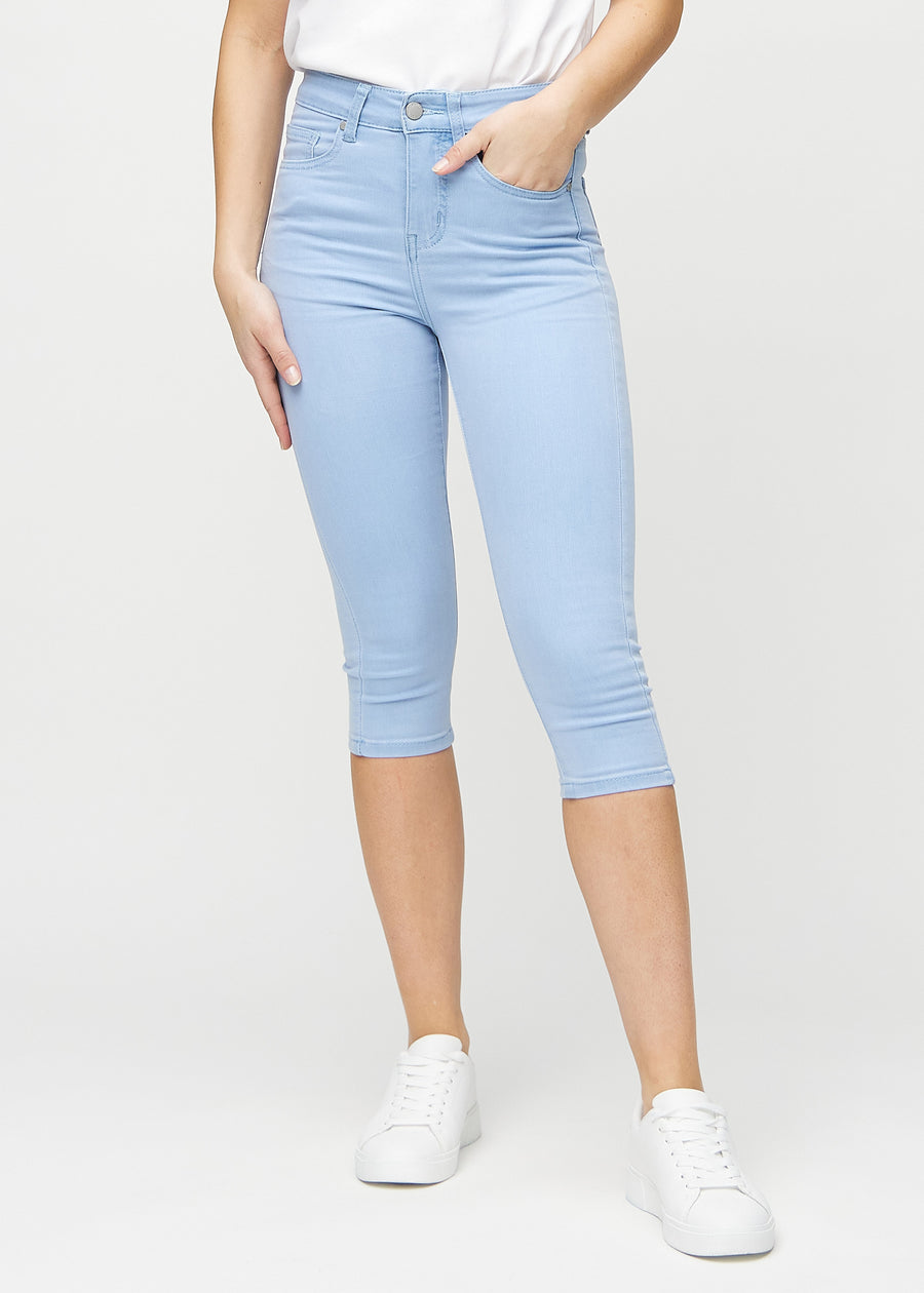 Light blue skinny capris, model name Skies, which fit closely to the leg and end just below the knee, seen from the front.