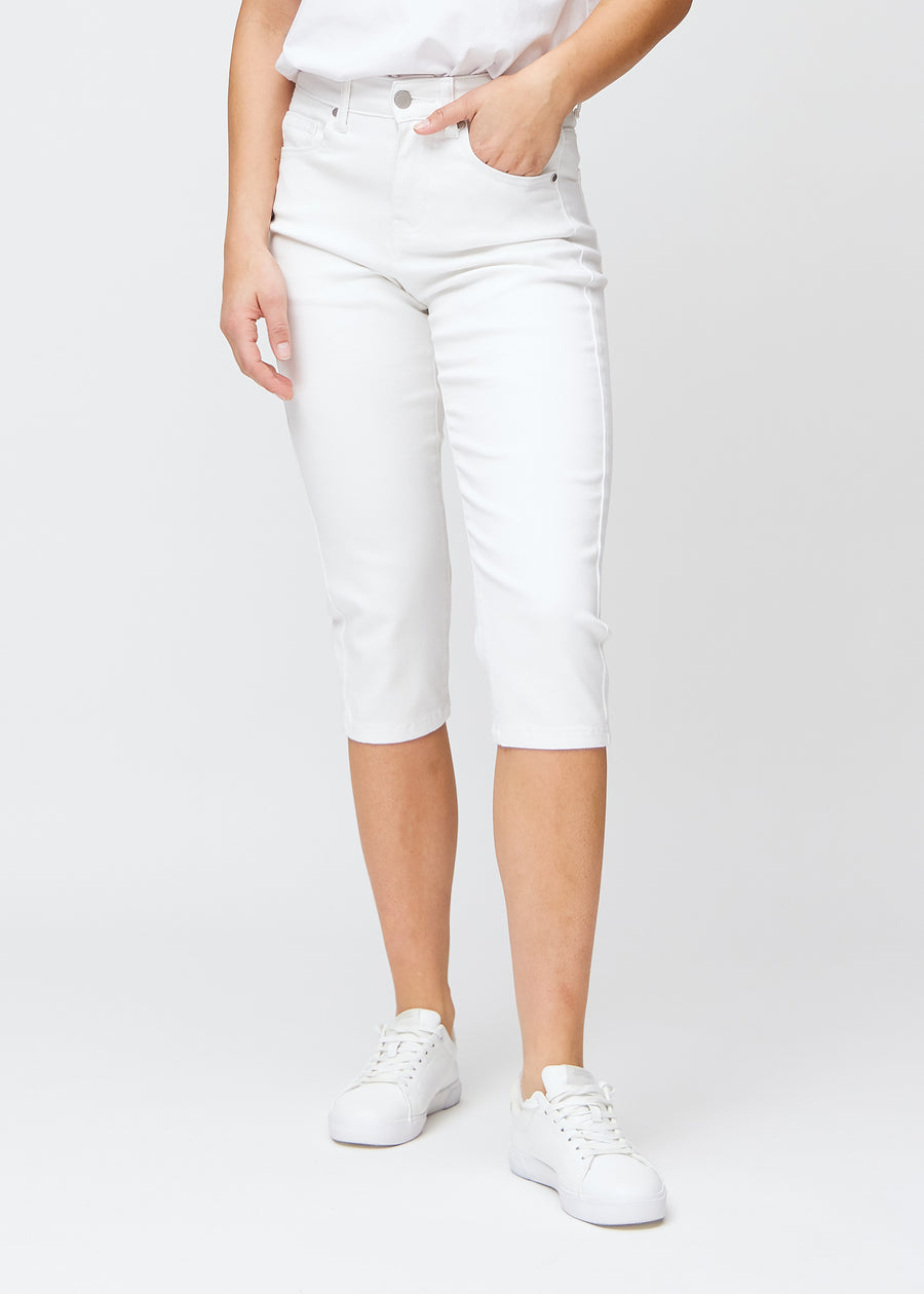 White slim capris, colour Marguerites, with a tight fit that shapes the legs and ends just below the knee, seen from the front.