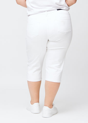 White slim capris seen from the back on a plus-size model, clear image of the full product and pockets.