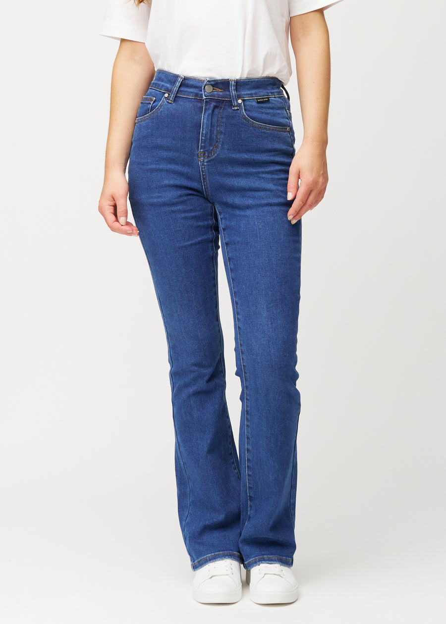 Mørkeblå mid-rise bootcut jeans i denimfarven Oceans, modelnavn Ravens, som sidder tæt fra hofte til lår og har et let svaj forneden, set forfra.